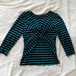 3/4 sleeve v-neck fitted knit top